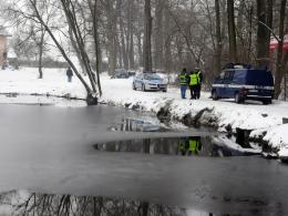 Śmiertelny wypadek w Zakrzowie. Auto wylądowało w stawie.