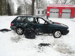Śmiertelny wypadek w Zakrzowie. Auto wylądowało w stawie.
