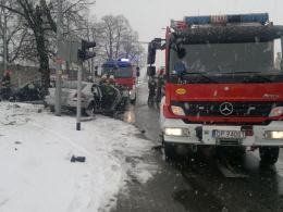 Wypadek nieoznakowanego radiowozu: policjant i zatrzymany są ranni