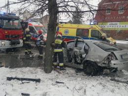 Wypadek nieoznakowanego radiowozu: policjant i zatrzymany są ranni