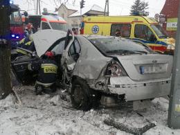 Wypadek nieoznakowanego radiowozu: policjant i zatrzymany są ranni