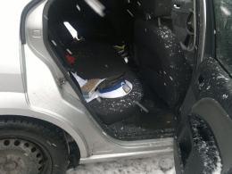 Wypadek nieoznakowanego radiowozu: policjant i zatrzymany są ranni