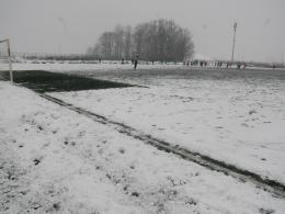 Skandal w Centrum Sportu. Nie było komu odśnieżyć boiska!