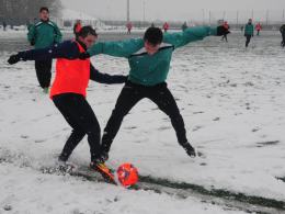 Skandal w Centrum Sportu. Nie było komu odśnieżyć boiska!