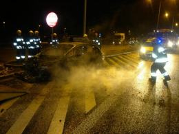 Peugeot spłonął przy bramkach na węźle Prądy