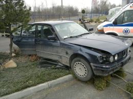 Kierująca BMW wypadła z drogi i staranowała płot