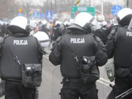W zabezpieczenia meczu Chemika z Odrą brało udział kilkuset policjantów.(Fot: Seeb)