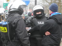 Mecz Chemika z Odrą bez incydentów. Porządku pilnowało kilkuset policjantów.