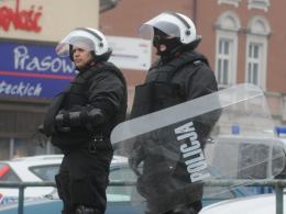 Mecz Chemika z Odrą bez incydentów. Porządku pilnowało kilkuset policjantów.