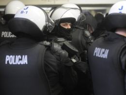 Mecz Chemika z Odrą bez incydentów. Porządku pilnowało kilkuset policjantów.