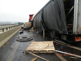 Wypadek ciężarówki na A4 - drogowcy musieli zamknąć jedną nitkę autostrady
