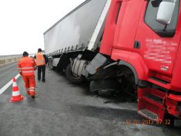 Wypadek ciężarówki na A4 - drogowcy musieli zamknąć jedną nitkę autostrady