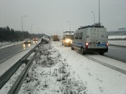 Kierowca busa wpadł w poślizg i wjechał na barierę