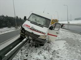 Kierowca busa wpadł w poślizg i wjechał na barierę