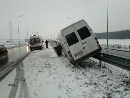 Kierowca busa wpadł w poślizg i wjechał na barierę