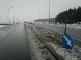 Kierowca busa wpadł w poślizg i wjechał na barierę