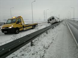 Kierowca busa wpadł w poślizg i wjechał na barierę