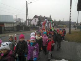 Dzieci z Publicznego Przedszkola nr 22. w Opolu i ich Marzanna.