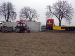 Wypadek pod Kędzierzynem-Koźlem, kierowca ciężarówki trafił do szpitala