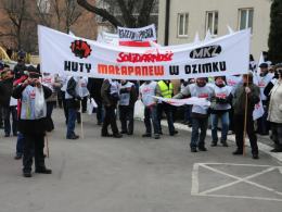 Związkowcy "Solidarności" krzyczeli, gwizdali i spalili kosz z umowami śmieciowymi