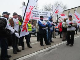 Związkowcy "Solidarności" krzyczeli, gwizdali i spalili kosz z umowami śmieciowymi