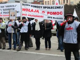 Związkowcy "Solidarności" krzyczeli, gwizdali i spalili kosz z umowami śmieciowymi