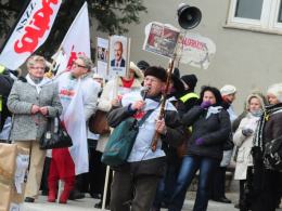 Związkowcy "Solidarności" krzyczeli, gwizdali i spalili kosz z umowami śmieciowymi