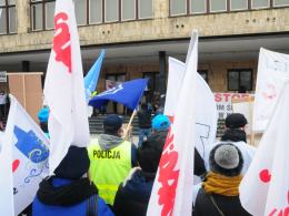 Związkowcy "Solidarności" krzyczeli, gwizdali i spalili kosz z umowami śmieciowymi