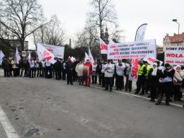 Związkowcy "Solidarności" krzyczeli, gwizdali i spalili kosz z umowami śmieciowymi