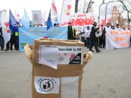 Związkowcy "Solidarności" krzyczeli, gwizdali i spalili kosz z umowami śmieciowymi