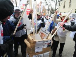 Związkowcy "Solidarności" krzyczeli, gwizdali i spalili kosz z umowami śmieciowymi