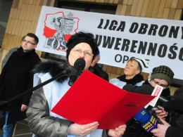 Związkowcy "Solidarności" krzyczeli, gwizdali i spalili kosz z umowami śmieciowymi
