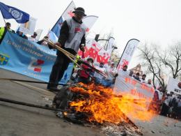 Związkowcy "Solidarności" krzyczeli, gwizdali i spalili kosz z umowami śmieciowymi