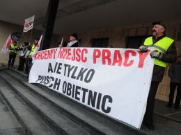 Związkowcy "Solidarności" krzyczeli, gwizdali i spalili kosz z umowami śmieciowymi