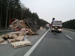 W ciężarówce jadącej autostradą odpadło koło