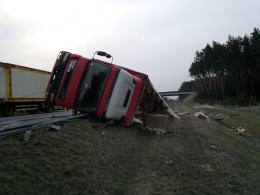 W ciężarówce jadącej autostradą odpadło koło