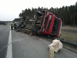 W ciężarówce jadącej autostradą odpadło koło