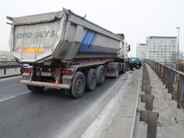 Ciężarówka zderzyła się z osobówką na wiadukcie