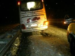 Autokar wpadł na barierę na autostradzie