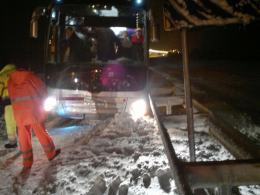 Autokar wpadł na barierę na autostradzie