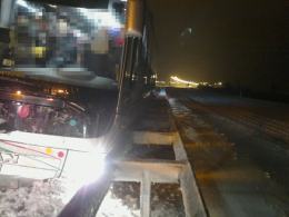 Autokar wpadł na barierę na autostradzie