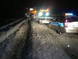 Autokar wpadł na barierę na autostradzie