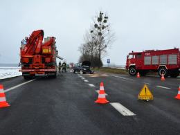 Czołowe zderzenie pod Niemodlinem, trzy osoby są ranne