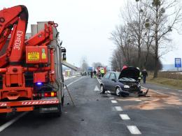 Czołowe zderzenie pod Niemodlinem, trzy osoby są ranne