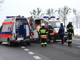 Czołowe zderzenie pod Niemodlinem, trzy osoby są ranne