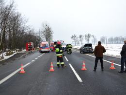 Czołowe zderzenie pod Niemodlinem, trzy osoby są ranne