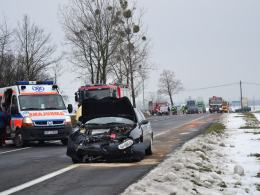 Czołowe zderzenie pod Niemodlinem, trzy osoby są ranne