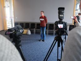 Garstka osób na castingu do klipu promującego Opole