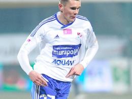 Adam Deja występuje na pozycji pomocnika. Jeszcze jesienią bronił barw II ligowego MKS - u Kluczbork.