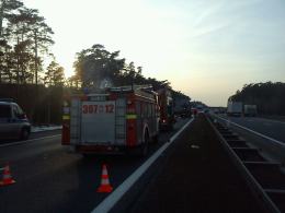 Samochód wjechał na autostradę pod prąd. Jedna osoba nie żyje.